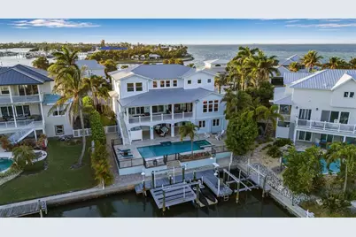 718 Key Royale Drive, Holmes Beach, FL 34217 - Photo 7