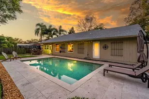 1046 Greystone Ln, Sarasota, FL 34232 - Photo 3