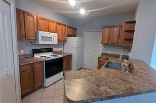 8351 38th St Cir E, Sarasota, FL 34243 - Photo 3