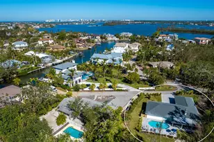 749 Tropical Cir, Sarasota, FL 34242 - Photo 3