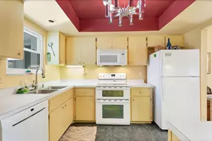 3823 Glen Oaks Dr E, Sarasota, FL 34232 - Photo 9