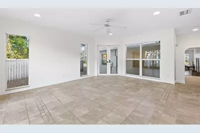 218 Catalan Boulevard NE, Saint Petersburg, FL 33704 - Photo 5