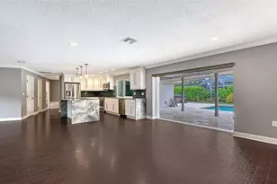 8010 Conservatory Dr, Sarasota, FL 34243 - Photo 9