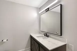 8010 Conservatory Dr, Sarasota, FL 34243 - Photo 31