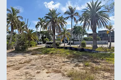 831 Siesta Drive, Sarasota, FL 34242 - Photo 3