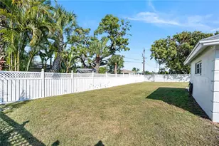 319 Mendez Dr, Sarasota, FL 34243 - Photo 3
