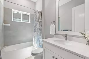 8281 Grande Shores Dr, Sarasota, FL 34240 - Photo 31