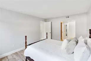 2401 Clubhouse Cir, Sarasota, FL 34232 - Photo 15