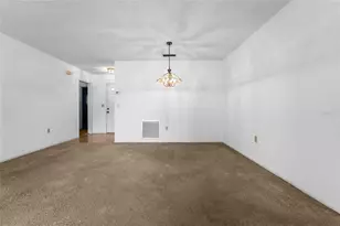 4299 Oakhurst Cir E, Sarasota, FL 34233 - Photo 7