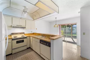 4299 Oakhurst Cir E, Sarasota, FL 34233 - Photo 15