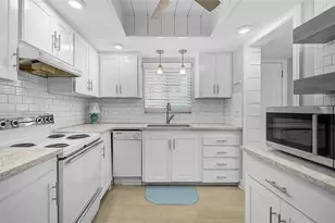 3585 Lake Bayshore Dr, Bradenton, FL 34205 - Photo 3