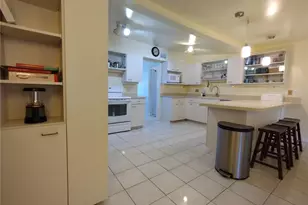 312 W Cornelius Cir, Sarasota, FL 34232 - Photo 31