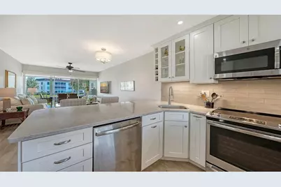 4370 Chatham Drive #204, Longboat Key, FL 34228 - Photo 5