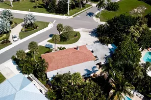 5506 Holmes Blvd, Bradenton Beach, FL 34217 - Photo 9