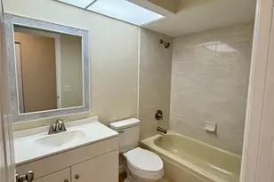 3541 65th Ave Cir E, Sarasota, FL 34243 - Photo 9