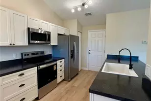 3541 65th Ave Cir E, Sarasota, FL 34243 - Photo 7