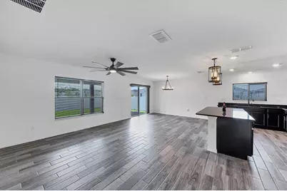7335 34th Court E, Sarasota, FL 34243 - Photo 9