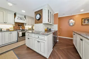 6976 Country Lakes Cir, Sarasota, FL 34243 - Photo 11