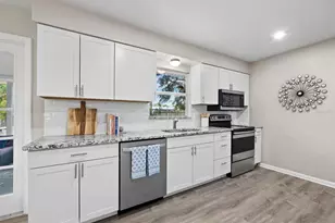 2417 Parson Ln, Sarasota, FL 34239 - Photo 9