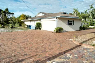 3016 Tanglewood Dr, Sarasota, FL 34239 - Photo 5