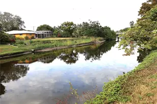 3016 Tanglewood Dr, Sarasota, FL 34239 - Photo 9