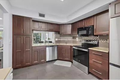 3332 Thornwood Road #3332, Sarasota, FL 34231 - Photo 3
