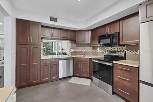 3332 Thornwood Rd, Sarasota, FL 34231 - Photo 3