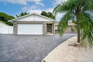 1011 67th Ave Dr W, Bradenton, FL 34207 - Photo 1