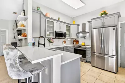 519 29th Avenue W, Bradenton, FL 34205 - Photo 3