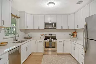 209 Briggs Ct, Sarasota, FL 34237 - Photo 11