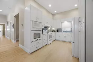 8632 Dunmore Dr, Sarasota, FL 34231 - Photo 17