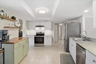 3908 Center Gate Cir, Sarasota, FL 34233 - Photo 15