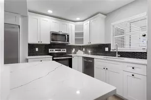 3333 Ramblewood Pl, Sarasota, FL 34237 - Photo 3