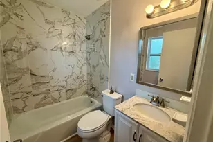 2227 Montclair Dr, Sarasota, FL 34231 - Photo 9