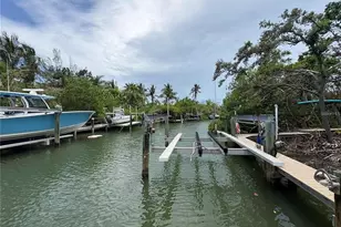 3441 Gulfmead Dr, Sarasota, FL 34242 - Photo 15