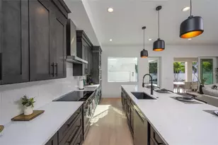 2446 Floyd St, Sarasota, FL 34239 - Photo 9