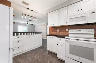 3372 Tyne Ln, Sarasota, FL 34232 - Photo 11