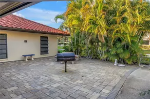 8415 Gardens Cir, Sarasota, FL 34243 - Photo 25