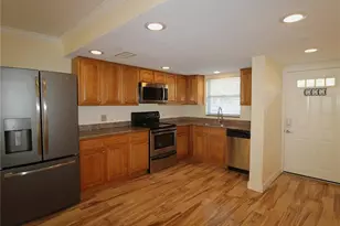 942 La Costa Cir, Sarasota, FL 34237 - Photo 3