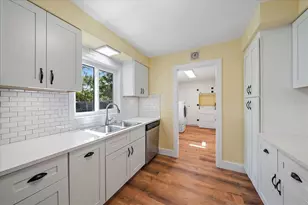 2426 Tangerine Dr, Sarasota, FL 34239 - Photo 9