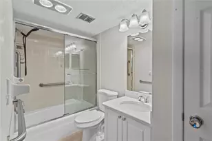 7193 W Country Club Dr N, Sarasota, FL 34243 - Photo 15