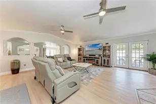 411 Harbor View Ln, Largo, FL 33770 - Photo 13