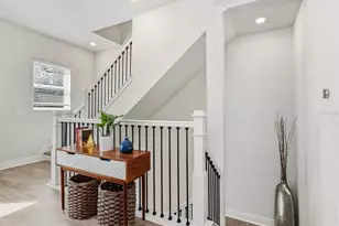 451 Wingfield Dr, Sarasota, FL 34237 - Photo 3