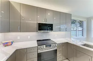 6527 Moorings Point Cir, Lakewood Ranch, FL 34202 - Photo 11