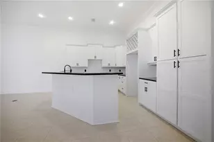 6507 41st Ct E, Sarasota, FL 34243 - Photo 9