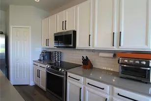 3806 Parkridge Cir, Sarasota, FL 34243 - Photo 3