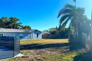 2702 38th St W, Bradenton, FL 34205 - Photo 3