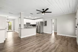 2586 Tami Sola St, Sarasota, FL 34237 - Photo 7