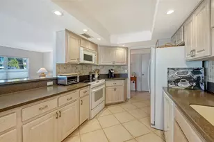 800 Benjamin Franklin Dr, Sarasota, FL 34236 - Photo 15