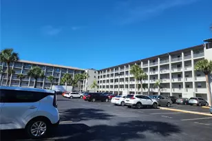 3064 Lake Bayshore Dr, Bradenton, FL 34205 - Photo 3